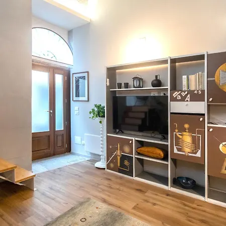 Casa Degli Specchi- Duplex In Center - By Guestaly