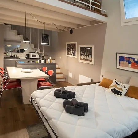 Casa Degli Specchi- Duplex In Center - By Guestaly Apartment